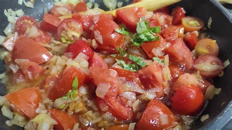 Bacalao Con Muselina De Ajo Sobre Salsa Dulce Tomate Cherry Y Albahaca