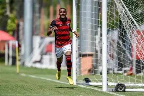 Lorran toma decisão importante nos bastidores do Flamengo e avisa diretoria