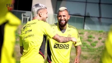 Vidal Batizado No Flamengo E Faz Seu Primeiro Treino Os Novos