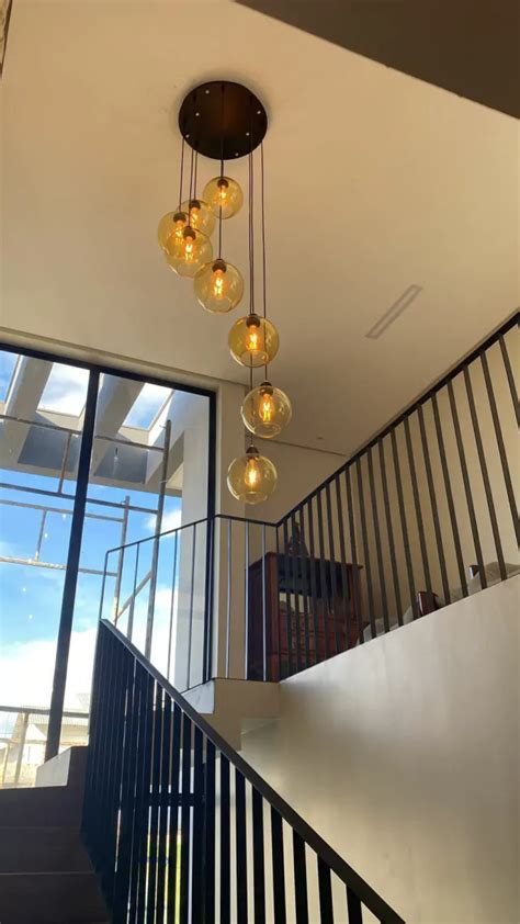 Lustre Pendente Sarvah 8 Globos Âmbar Para Escadas e Casas Pé Direito