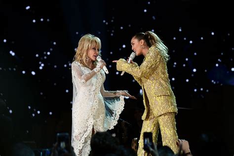 Miley Cyrus Y Dolly Parton Protagonizan Un Especial De Navidad