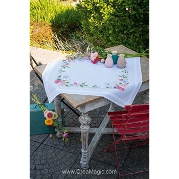 Nappe imprimée en broderie traditionnelle fleurs et papillons Vervaco