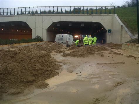 Alluvione Lampo A Roma Citt Sott Acqua Le Drammatiche Immagini Del