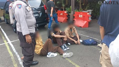 Anggota Binmas Ciduk Pelajar Bawa Sajam Saat Hendak Tawuran Di