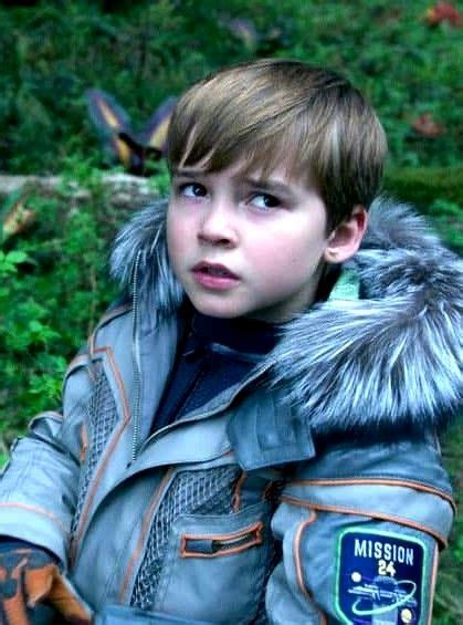 Max Jenkins As Will Robinson In Lost In Space 2018 Netflix Lost In Space Lost In Space