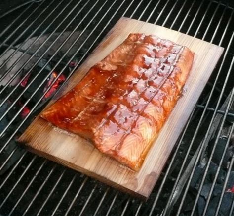 Gegrillter Lachs In Teriyaki Marinade Vom Zedernholzbrett Planked