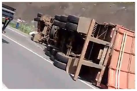 Carreta Perde O Controle Tomba Na Fern O Dias E Gera Tr Nsito De Km