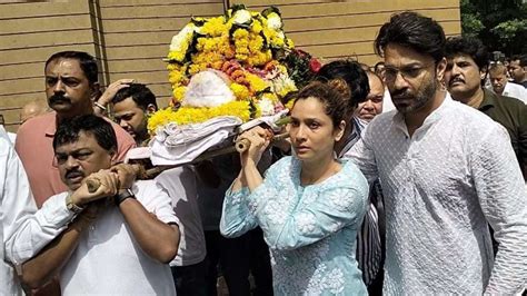 Ankita Lokhande breaks down at her father's funeral; Shraddha Arya ...