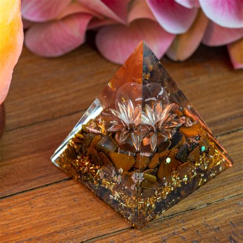 Orgonite Piramide Tijgeroog Lotus Met Bergkristal Bol 70 Mm Zenvol