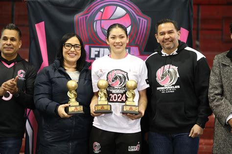 Entrega alcalde trofeo de campeonas a las Indomables de Ciudad Juárez