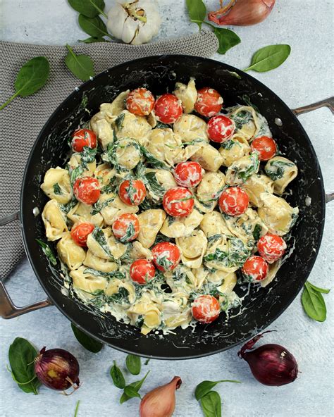 vegetarische Tortellini Pfanne mit Spinat und Frischkäse