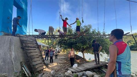 Warga Desa Kalumpang Perbaiki Jembatan Gantung Rusak Karena Banjir