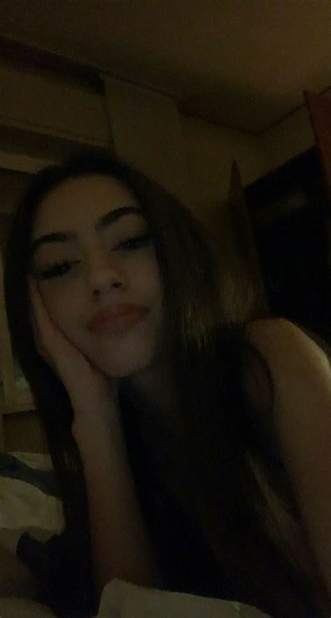 Pin By Aurora Perego On Io In Pretty Brunette Best Poses For Pictures Cute Selfie Ideas