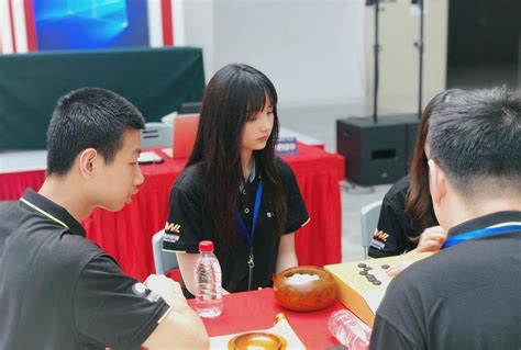 围棋女神黑嘉嘉，她甜美腼腆娇羞，给人无限的想象空间！嘉嘉围棋女神新浪新闻