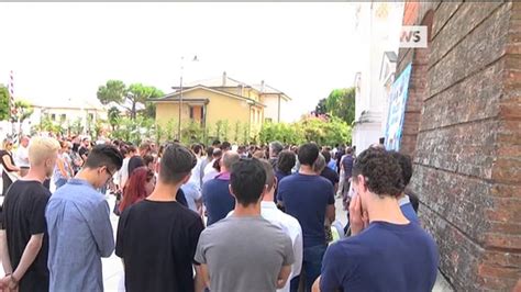 Chiesa Gremita Per L Ultimo Saluto A Christian Youtube