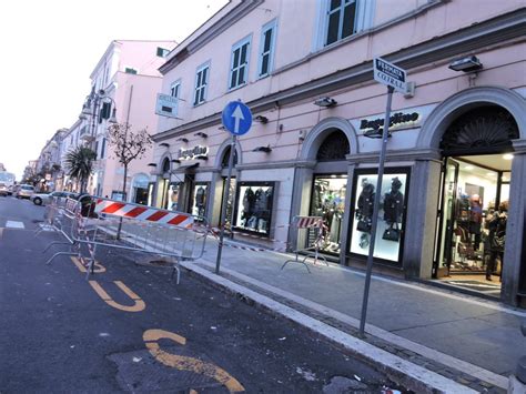 Crollo di cornicioni da un palazzo il marciapiede è ancora chiuso Il