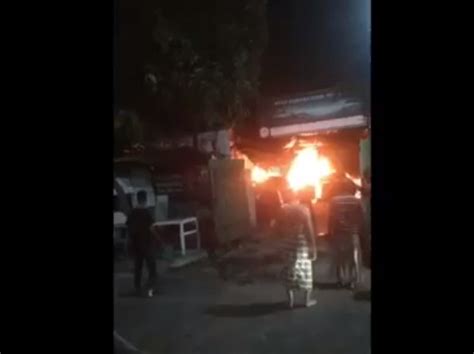 Bengkel Mobil Terbakar Sedan Mewah Ludes Dilalap Api Di Surabaya