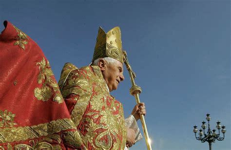 Mort de Benoît XVI hommage du pape François réactions organisation