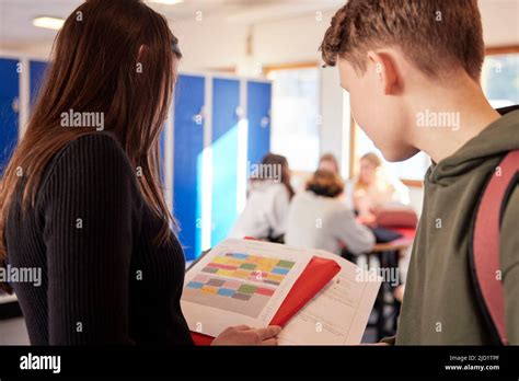 Casier Scolaire Garçon Banque De Photographies Et Dimages à Haute