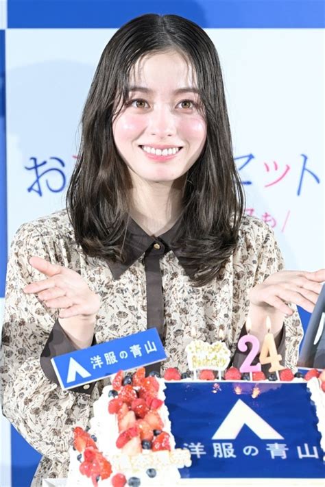 （写真）橋本環奈、24歳・年女の抱負は「ウサギみたいにぴょんぴょん」 同郷の華丸大吉も祝福 エンタメ ニュース ｜クランクイン！