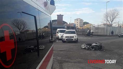 Livorno Scontro Auto Scooter A Porta A Terra Ferito Enne