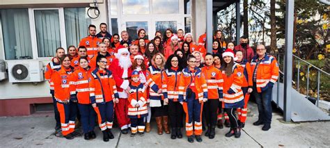 Angaja Ii De La Serviciul De Ambulan Prahova Au Dus Cadouri Copiilor