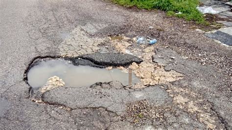 La Denuncia Di Un Cittadino Grossa Buca In Via Lago Di Borgiano Una