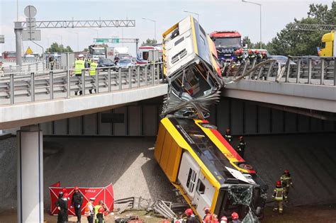 Warszawa Autobus miejski spadł z mostu Rusza proces kierowcy