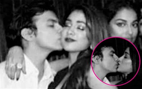 Awwdorable! Jhanvi Kapoor CLICKED kissing boyfriend Shikhar Pahariya at ...