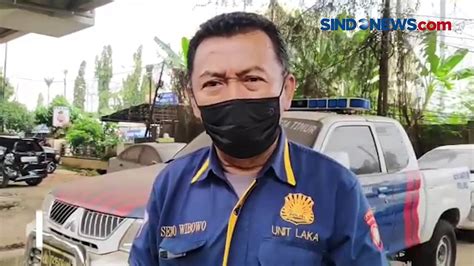 Sopir Diduga Mengantuk Minibus Tabrak Gerobak PKL Dan 3 Warga Di Jalan