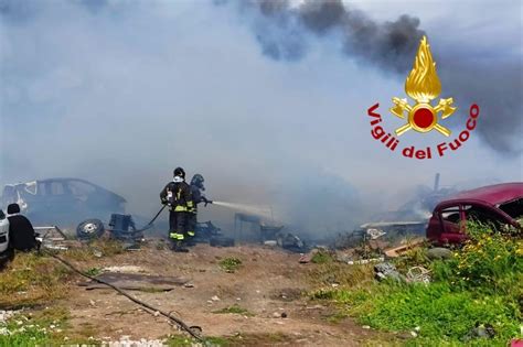 Maxi Incendio Al Campo Rom Di Selargius Vigili Del Fuoco Mobilitati