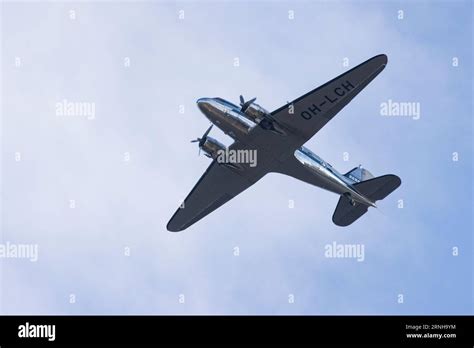 Douglas DC-3 flying Stock Photo - Alamy