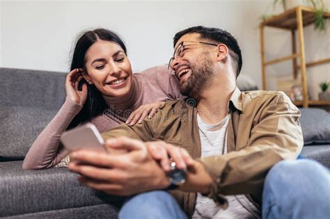 Pareja Joven Y Amorosa Que Se Une Y Se Hace Selfie Mientras Se Sientan