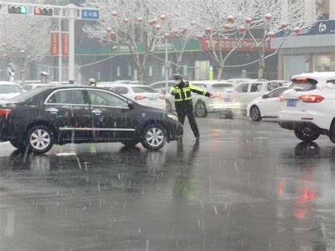 石家莊交警以雪為令迎寒而上，守護市民平安出行 壹讀