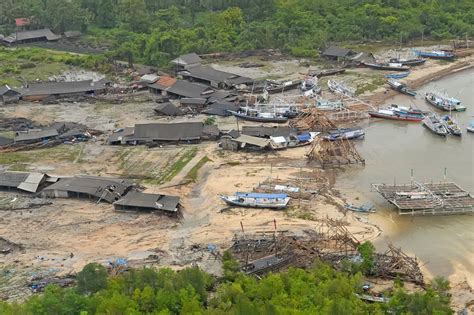 Le Bilan Du Tsunami En Indon Sie Salourdit Morts Radio Canada Ca