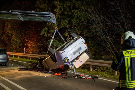 Schwerer Unfall Auf B Auto Landet Auf Dem Dach Drei Schwerverletzte