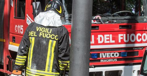 Travolto Dalle Macerie Nel Cortile Di Casa Muore Ispettore Della