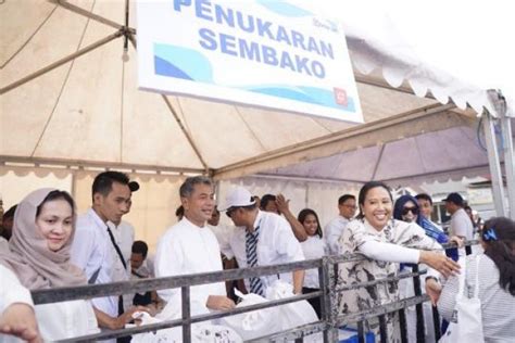 Paket Sembako Dibagikan Menteri Rini Ke Warga