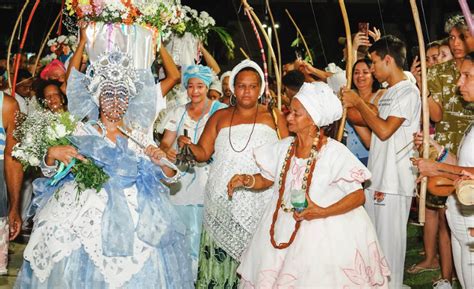 Festa de Iemanjá atrai milhares de pessoas em praia do litoral de SP