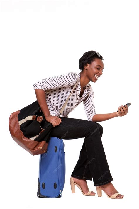 Côté Corps Entier Dune Jeune Femme Noire Souriante Assise Sur Une