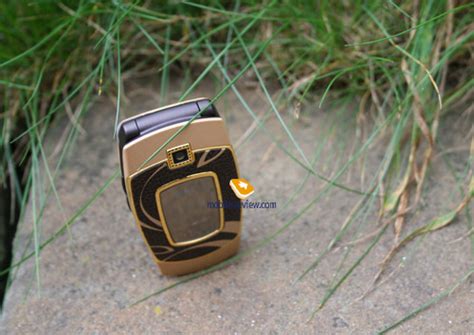 Mobile-review.com Samsung E500 в интерьере