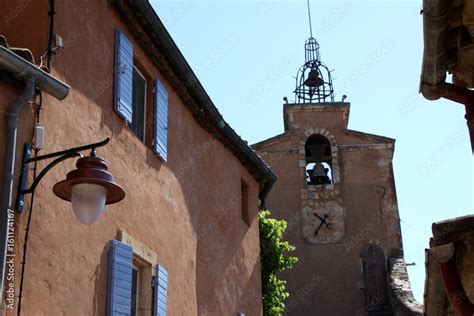 Le Village De Roussillon En Provence Dans Le Vaucluse Stock Photo