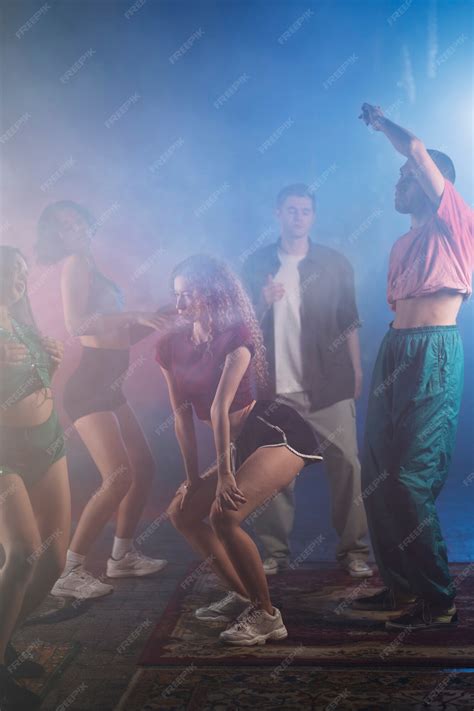 Des Gens Dansent Et Twerking Lors Dune Fête Intérieure Photo Gratuite