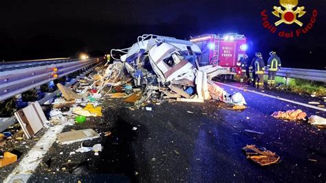 Incidente Oggi In Autostrada Camion Travolge Auto Camper E Un Furgone