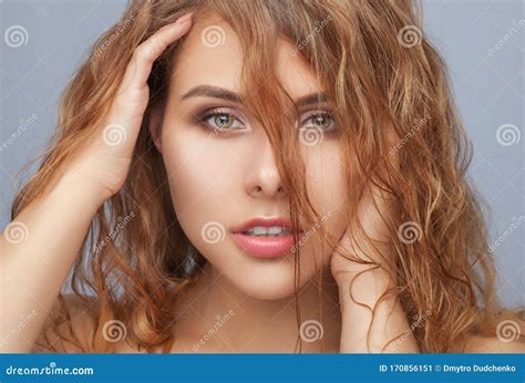 Portret Van Een Mooie Rode Krullende Vrouw Met Verse Nude Make Up Dikke Wenkbrauwen En Een