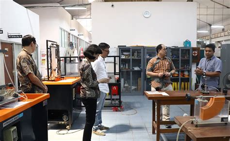 Kunjungan Studi Banding Laboratorium Dari Universitas Katolik