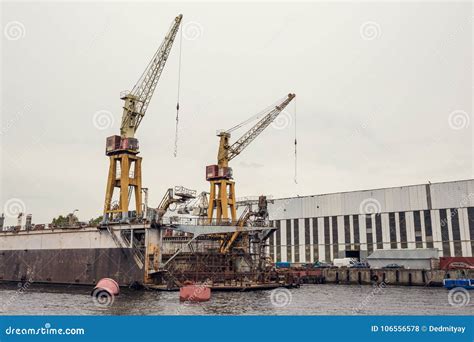 De Kranen Van De Vrachtschiplading In Industriezone Op Rivier Vracht