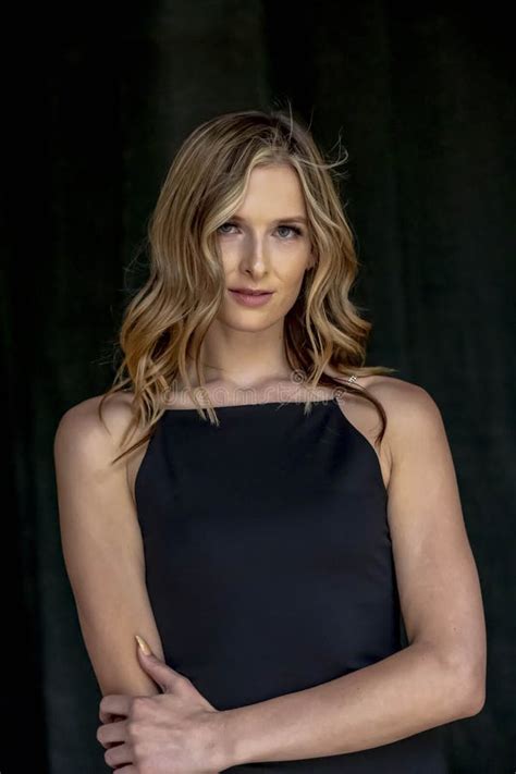 Une Belle Blonde Pose En Plein Air Tout En Profitant Du Temps Du Printemps Photo Stock Image