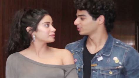 Jhanvi Kapoor And Ishaan Khattar S CUTE Romantic Moment Must Watch