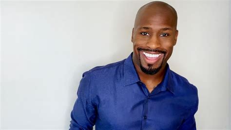 L ancienne star de la NFL Vernon Davis parle de son rôle dans Chariot